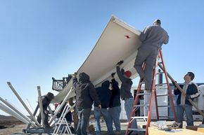 作为IFloodS计划的一部分，爱荷华大学的学生帮助安装了NASA NPOL雷达。查看飓风桑迪的图片。＂width=