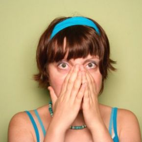 鼻过敏症状包括打喷嚏、流鼻涕或鼻塞,瘙痒和黑眼圈的眼睛。”width=