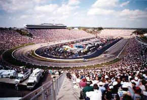 弗吉尼亚州马丁斯维尔的马丁斯维尔赛车场（Martinsville Speedway）在NASCAR赛道的一部分已有50多年的历史了。“border=