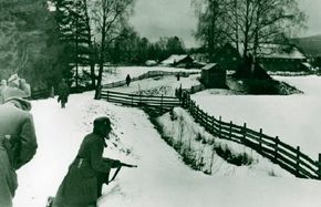 1940年4月，德军沿着挪威崎岖的冰雪覆盖地带前进。查看更多二战的图片。＂width=