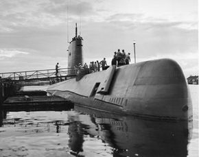 1958年7月23日,船员的核动力潜艇USS鹦鹉螺(ssn - 571)。这一历史性航行了船员从珍珠港,夏威夷,北极。”width=