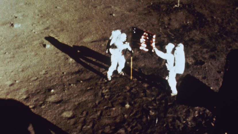 尼尔·阿姆斯特朗（Neil Armstrong）和“嗡嗡声”奥尔德林（Aldrin），月亮表面“border=