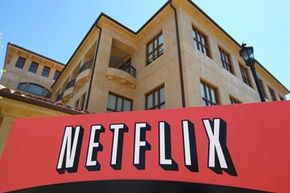 标志贴在Netflix总部位于洛斯盖多斯,加利福尼亚州。”width=