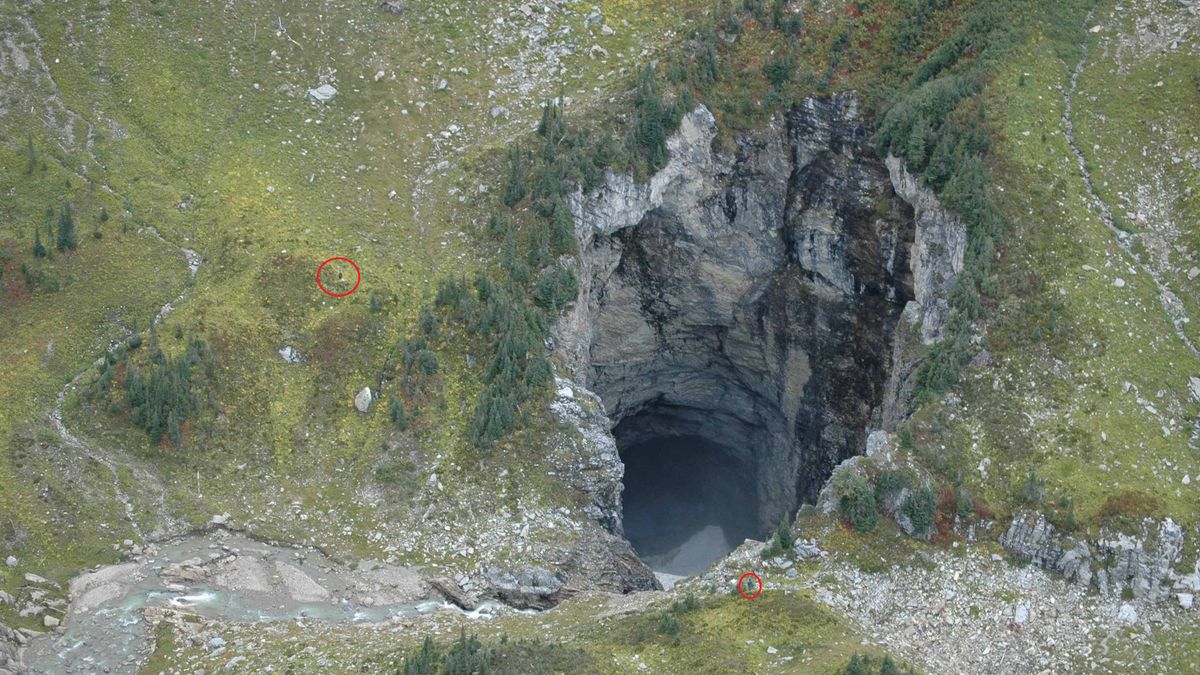 Gigantic Undiscovered Cave Found in British Columbia HowStuffWorks
