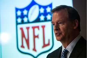 我们敢打赌，NFL总裁罗杰·古德尔(Roger Goodell)很高兴，他不必为2012年获得的4420万美元薪酬谈判工资帽。＂width=