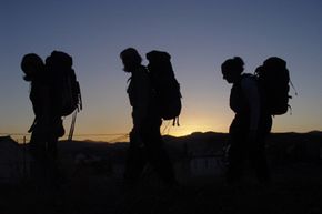 当你在夜间徒步旅行时，伙伴制是个好主意。＂border=