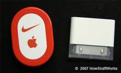 耐克+ iPod运动套件传感器和接收器。查看更多iPod图片。＂width=