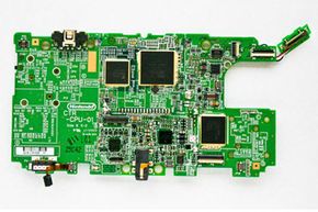 这是主circuitboard任天堂3 ds。你可以看到CPU、GPU加速度计、陀螺仪和其他芯片3 ds需要使3 d游戏成为可能。”border=