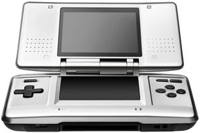 Nintendo DS本质上是一个更大的两屏游戏男孩。查看更多视频游戏系统图片“width=