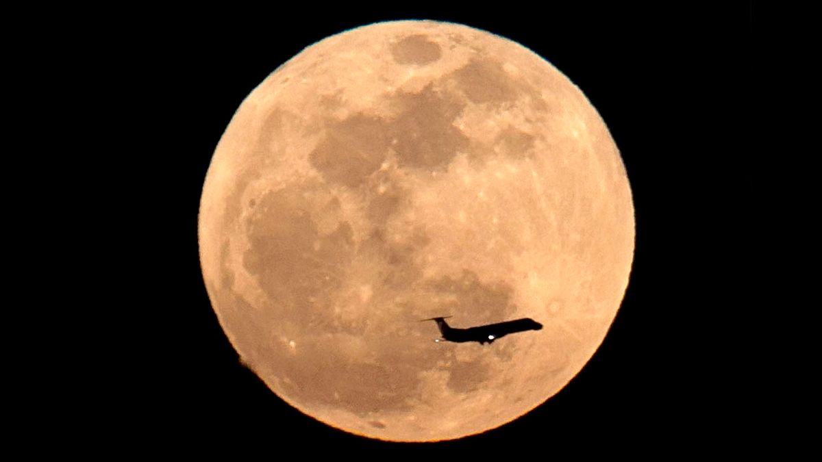 Beautiful Super Harvest Moon reaches its peak tonight •