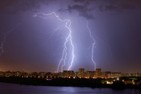 晚上风暴在一个城市。”width=