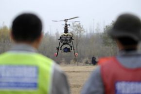 2012年10月，在中国宁夏回族自治区举行的一场演示活动展示了无人机监测农业、林业、土地资源和水资源的能力。＂border=
