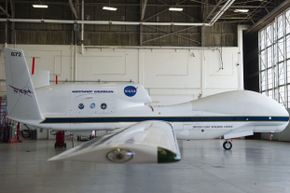 这架美国宇航局全球鹰无人机用于热带风暴和飓风的飞越。＂border=