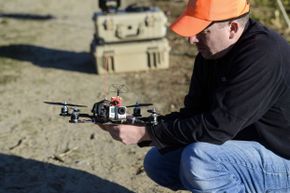 这架PETA无人机旨在捕捉非法狩猎的镜头，在马萨诸塞州诺顿的欧文·怀尔德野生动物管理区进行了测试。2013年10月。＂border=