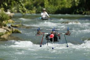 2012年6月6日，一架无人机在德克萨斯州马丁代尔的圣马科斯河上拍摄了一场独木舟比赛。＂border=