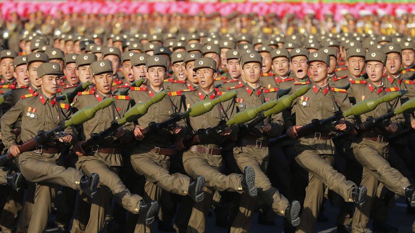 3月朝鲜士兵在金日成广场举行大规模阅兵期间70周年的韩国执政党工人10月10日,2015年。刘Xingzhe /向量通过盖蒂图片社”border=