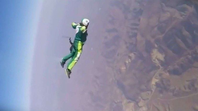 跳伞者降落在25000英尺的高空，没有降落伞，CNN＂width=