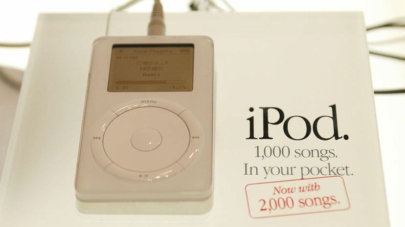 在2002年的东京Macworld博览会上，iPod最初是MP3格式的大用户，后来被AAC格式取代。Koichi Kamoshida /盖蒂的形象＂width=