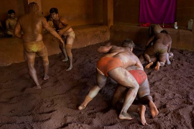 Kushti The Traditional Mud Wrestling of India and Pakistan HowStuffWorks