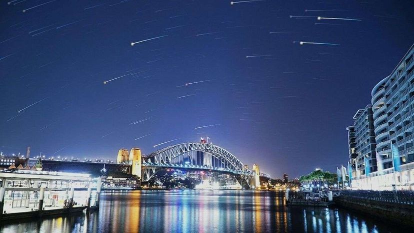 当天空写作还不够时：假流星淋浴和空间广告！旋转木马：田中Shuji/Eyeem/Getty Images;视频：啤酒“width=