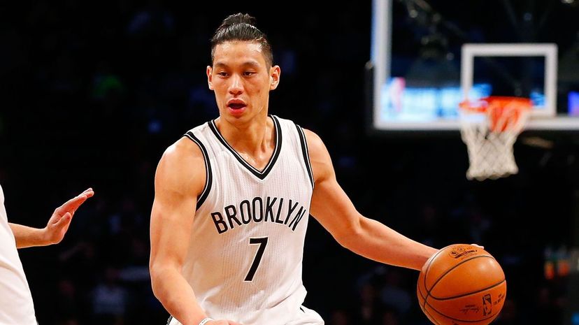 杰里米·林（Jeremy Lin）在2012年带领纽约尼克斯（New York Knicks）取得了胜利的转机时，点燃了“林桑尼斯（Linsanity）”。林仍然是少数亚裔美国人NBA球员之一，现在与布鲁克林篮网队在一起。Jim McIsaac/Getty图片“width=