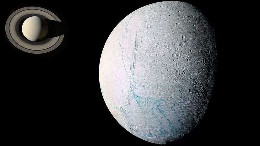 科学家们已经对土星卫星恩塞拉多斯(Enceladus)冰壳上的“虎纹”裂缝有了更深入的了解，这张照片是由两张照片合成的。卡西尼号成像小组/SSI/JPL/ESA/NASA＂width=