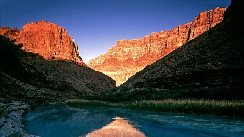 太阳在亚利桑那州大峡谷国家公园的小科罗拉多河上落下。克里克·詹姆斯/盖蒂图片社＂width=