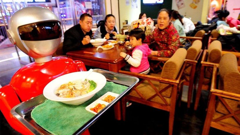 并非所有的机器人都被解雇了。这家正在2016年3月15日在中国沉阳的一家餐厅中供应菜肴。与传感器，导航硬件和用户界面技术集成在一起，这款140厘米（4.6英尺）高的机器人能够保持和SE ... Zhang ... ZhangWenkui/Xinhua Press/Corbis“width=