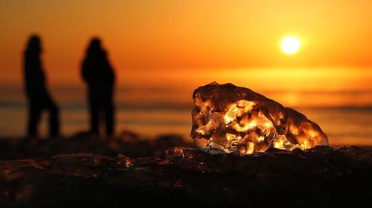 华丽的珠宝冰现在冲刷对日本的海滩”width=