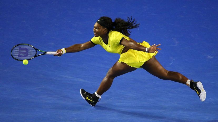 塞雷娜·威廉姆斯（Serena Williams）在2016年澳大利亚公开赛期间对阵德国的安吉利克·克尔伯（Angelique Kerber）的女子单打决赛中扮演了正手。卡梅隆·斯宾塞/盖蒂图像“width=