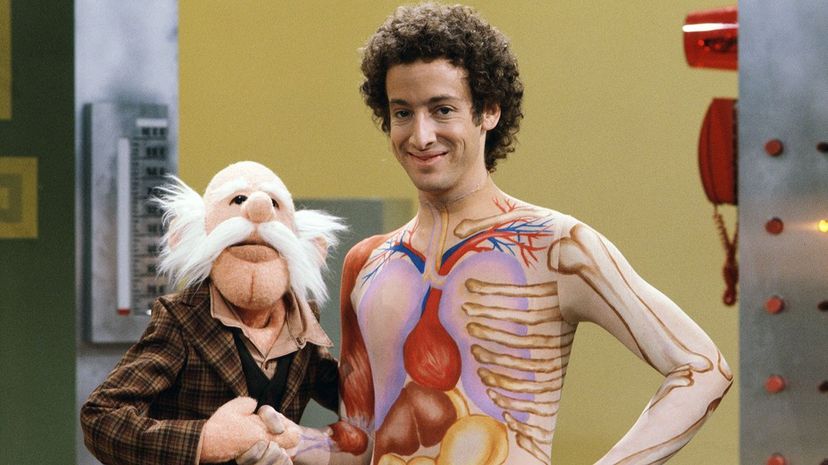 Slim Goodbody（John Burstein）与木偶检查员Thiamin一起在“袋鼠队长” CBS上通过Getty Images搭配“width=