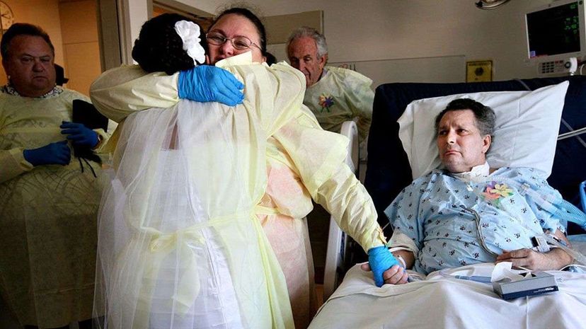 2009年，在加州大学洛杉矶分校罗纳德·里根医疗中心的重症监护室里，女儿珍妮特和未婚夫迈克尔·阿罗约在父亲的床边举行了婚礼。Liz O. Baylen/洛杉矶时报，Getty Images报道＂width=