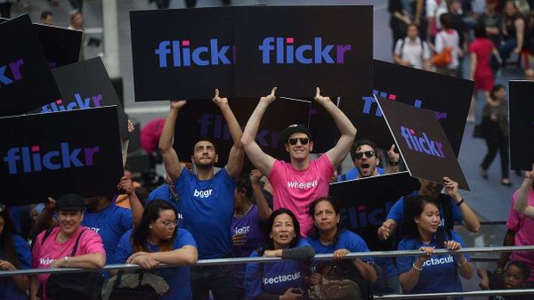 people holding up Flickr signs