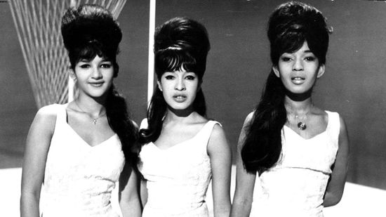 蜂巢发型的创造者去世了”class=