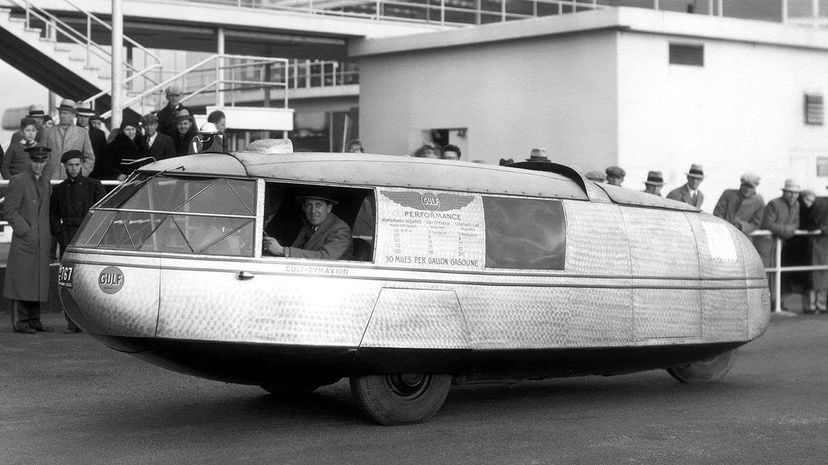 The Wall Street Journal takes Buckminster Fuller's dymaxion car for a test spin. Image: Chicago History Museum/Getty Images | Video: WSJnews