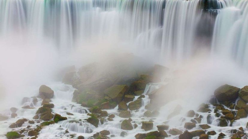 图为美国瀑布（American Falls），它位于瀑布的美国一侧，会受到脱水计划的影响。Mike Kemp/Tetra Images/Corbis“width=