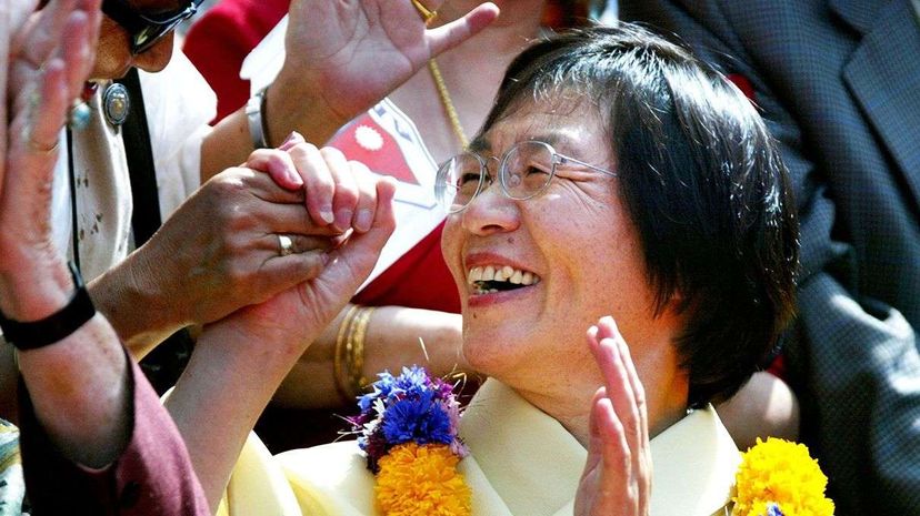 2003年，田井纯子(Junko Tabei)在加德满都举行的纪念埃德蒙·希拉里(Edmund Hillary)和丹增·诺尔盖(Tenzing Norgay) 1953年攀登珠穆朗玛峰50周年的庆祝活动上发言。关切/盖蒂图片社＂width=