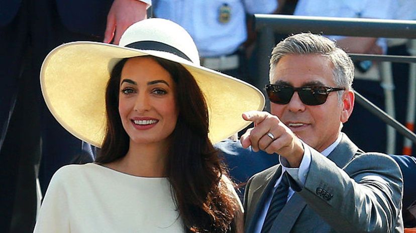 乔治·克鲁尼（George Clooney）和阿玛尔·阿拉莫丁（Amal Alamuddin）在2014年在意大利威尼斯举行的民事婚礼上看到。当时克鲁尼（Clooney）53岁，阿拉莫丁（Alamuddin）36岁。“width=