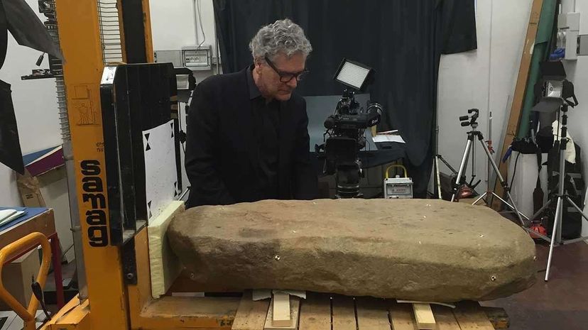 Gregory Warden，Mugello Valley Archaeological Project的共同主任和主要调查员，审查了Etruscan Stone Slab。Mugello Valley项目“width=