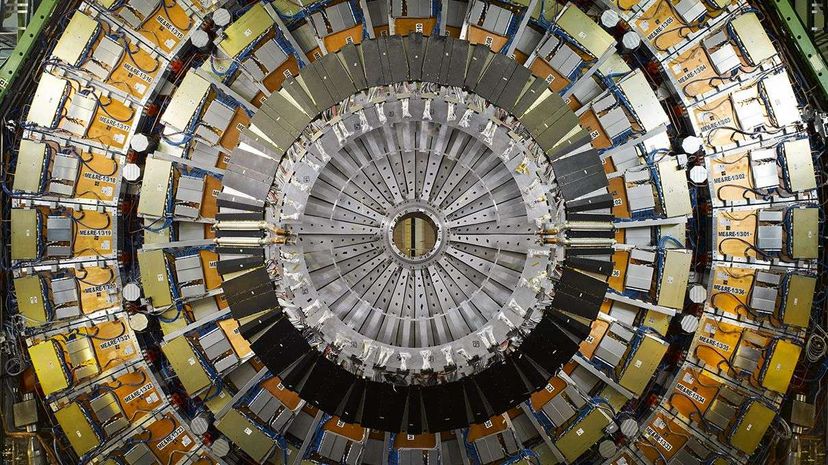 通过Getty Images拍摄大型Hadron Collifer的CMS探测器查看图片/ UIG“width=
