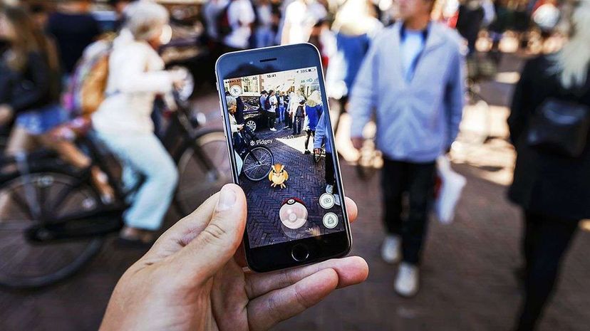 “ Pokemon Go”让玩家可以搜索现实世界，以寻找虚拟生物。rem kodewaal/afp/getty图像“width=