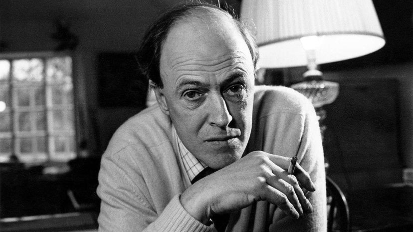 备受赞誉的儿童作家罗尔德·达尔（Roald Dahl）在1971年在这里拍摄的是英国情报官的双重生活。Ronald Dumont/Daily Express/Hulton Archive/GetTyimages“width=