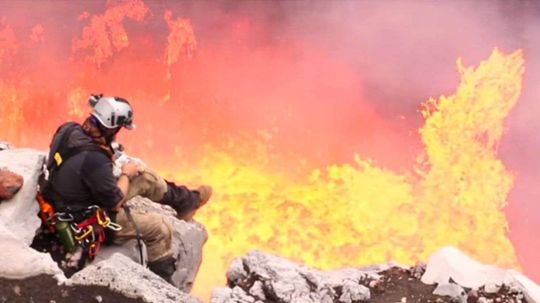 这位探险家在活火山里做冰淇淋，所以我们问了他＂border=