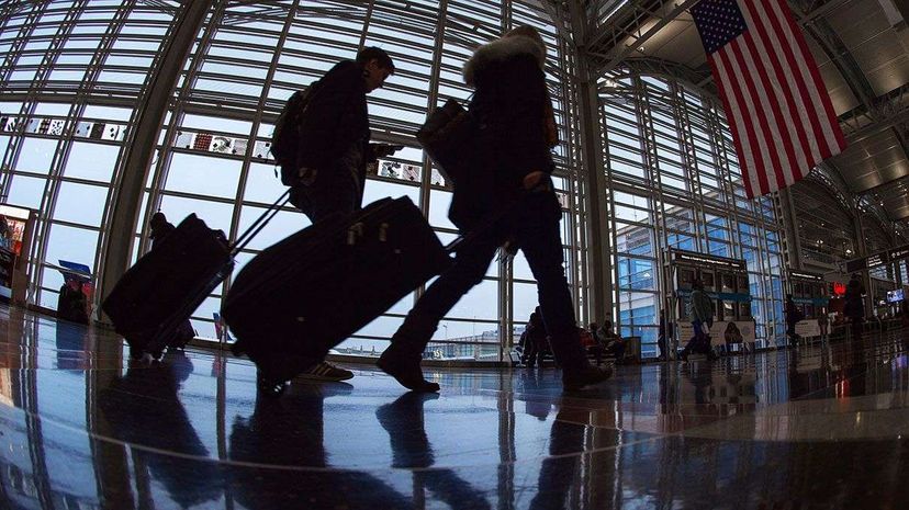 罗纳德·里根国家机场（Ronald Reagan National Airport）的旅行者在旅行前步行到安全检查站。Paul J. Richards/AFP/Getty Images“width=