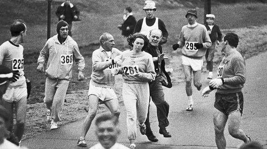 凯瑟琳·斯威策（Kathrine Switzer）：第一位“正式”举办波士顿马拉松的女性“border=