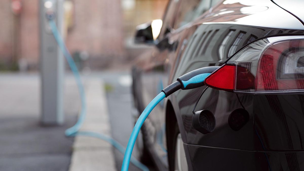 5 False Myths About Purchasing and Using Electric Cars