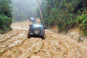 汽车在泥泞的道路”border=