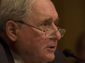 密歇根州参议员卡尔·莱文（Carl Levin）于2006年5月呼吁对石油投机限制。“border=