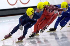 在2006年都灵冬奥会短道速滑500米比赛中，美国选手Apolo Anton Ohno(前)正在表演。＂border=