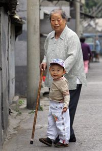 中国可能会面临由独生子女组成的更少的劳动力被迫供养庞大的老龄化人口的问题。＂border=